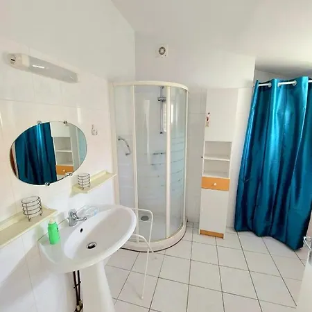 Spacious House With Garden Near The Vakantiehuis Andernos-les-Bains