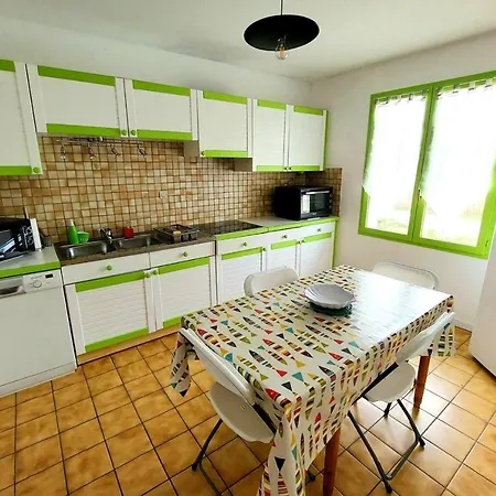Vakantiehuis Spacious House With Garden Near The