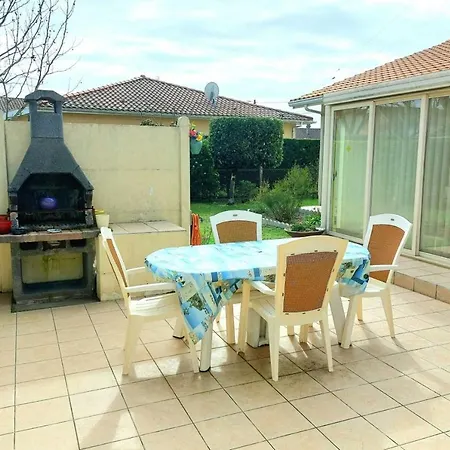Vakantiehuis Spacious House With Garden Near The *